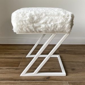 Pufa „Z” z futerkiem na białym stelażu