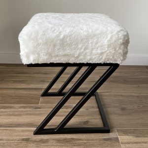 Pufa "Z" z futerkiem na czarnym stelażu