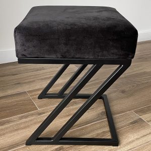 Pufa "Z" czarna welurowa na czarnym stelażu