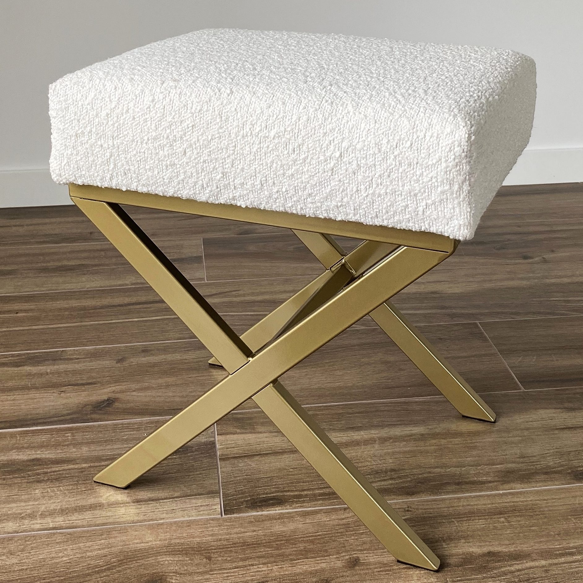 Pufa "X" biała boucle na złotym stelażu