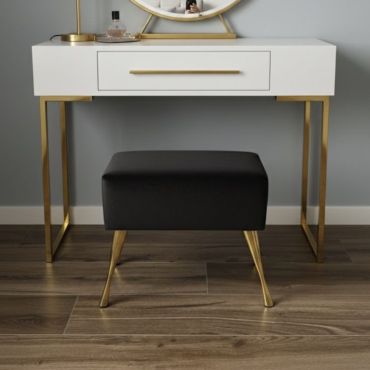 Pufa "Glam" czarna welurowa na złotych nogach