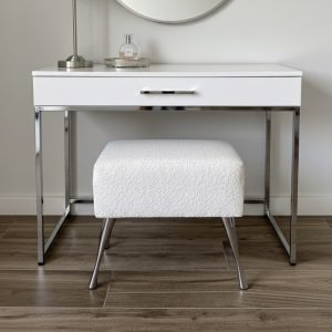 Pufa „Glam” biała BOUCLE baranek na srebrnych nogach