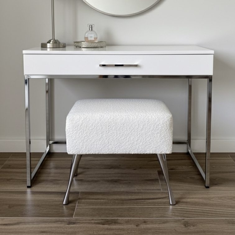 Pufa „Glam” biała BOUCLE baranek na srebrnych nogach